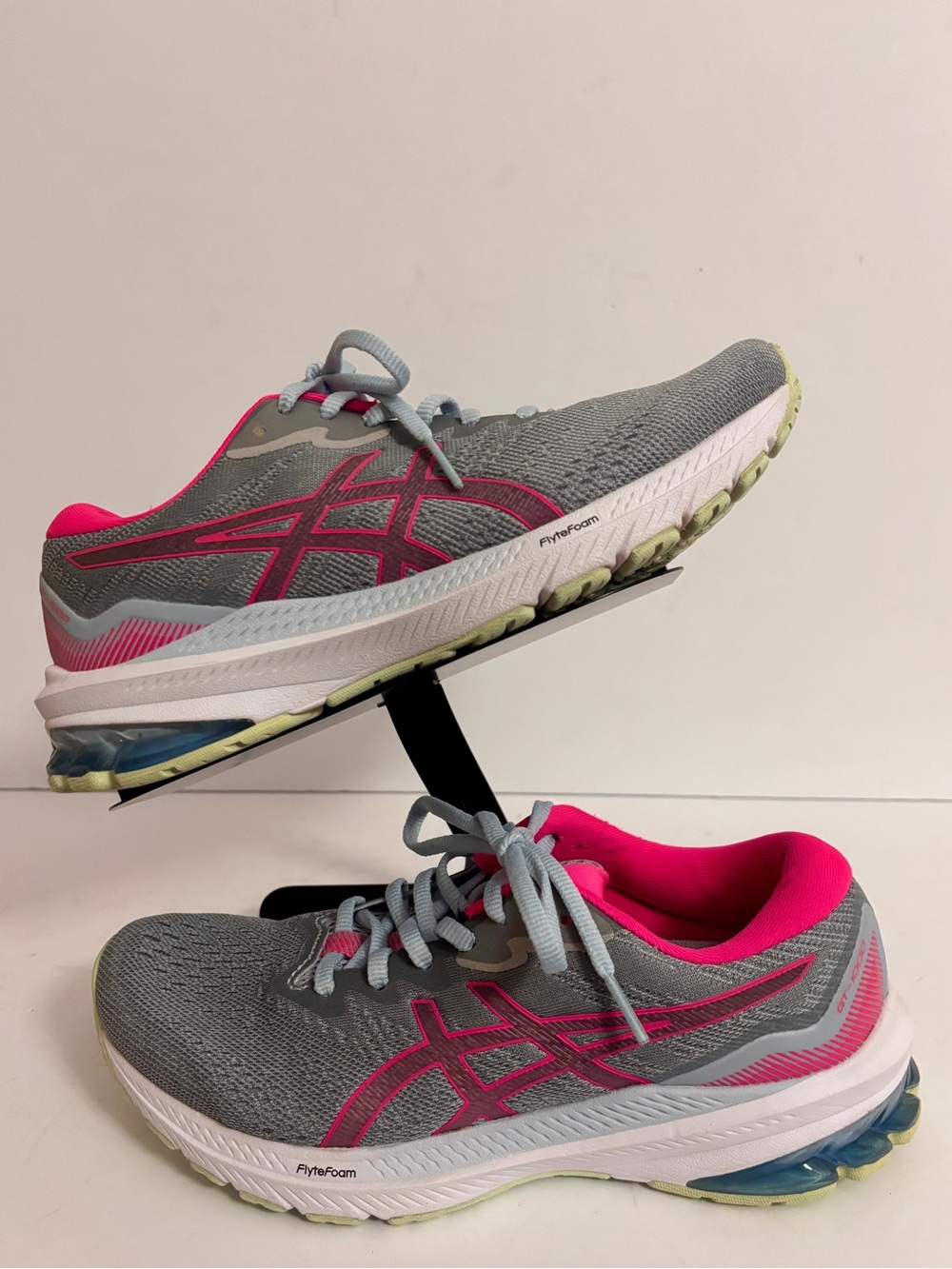 are Asics Women's GT-1000 11 running shoes size 7.5